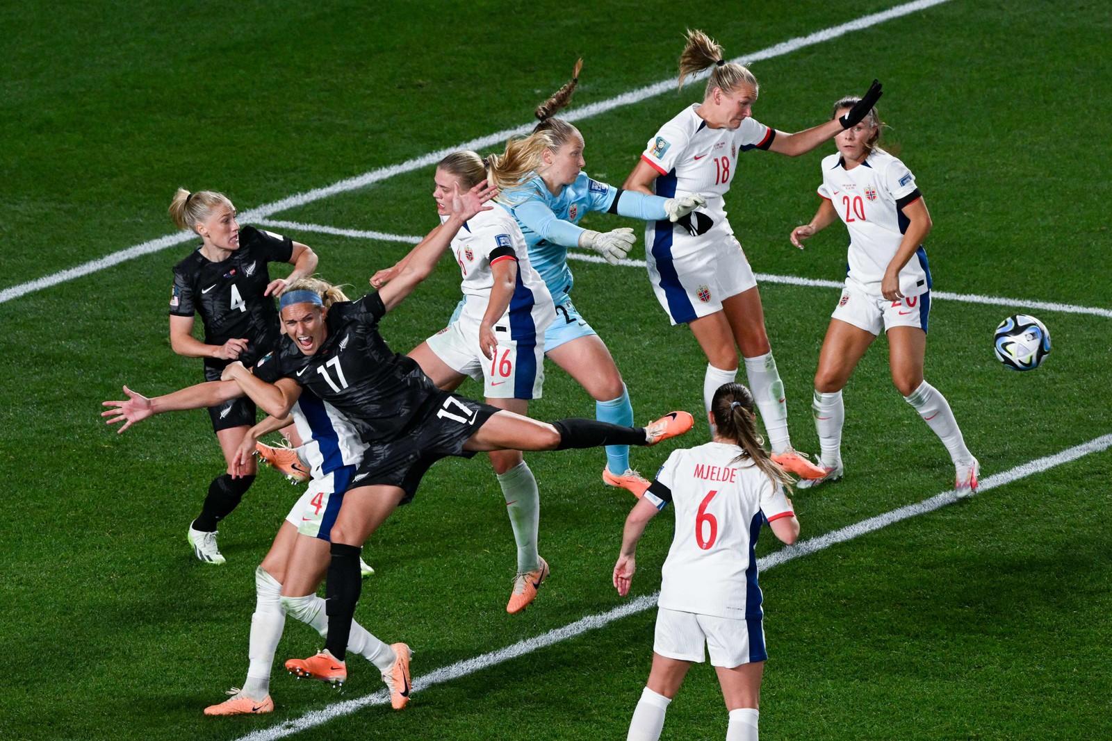 Jogadoras da Nova Zelândia e da Noruega disputam a bola em seu primeiro jogo pela Copa do Mundo Feminina 2023. — Foto: Saeed KHAN / AFP