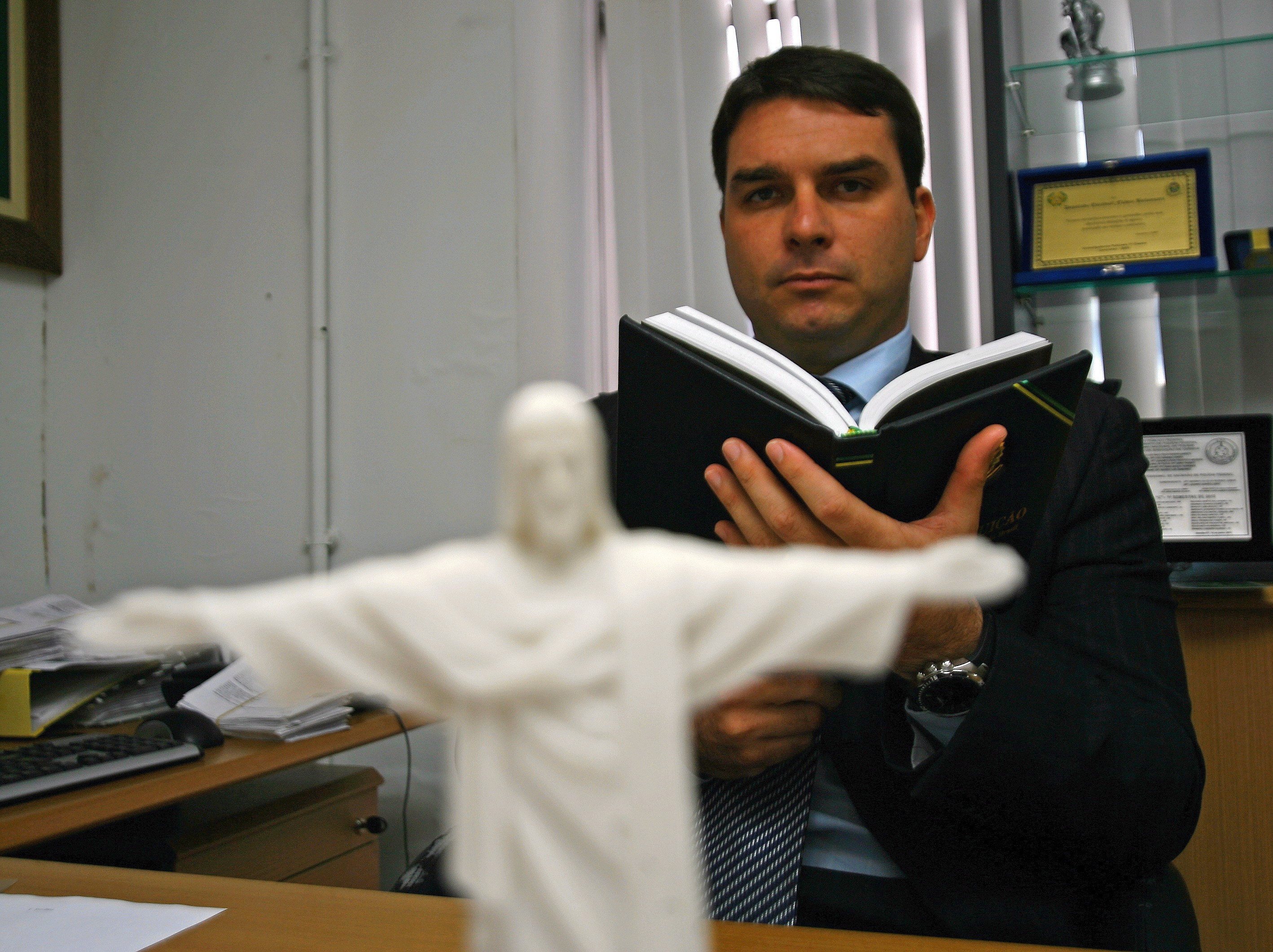 Flávio Bolsonaro já tentou limitar a 2 anos programa social que chamou de 'bolsa-farelo'