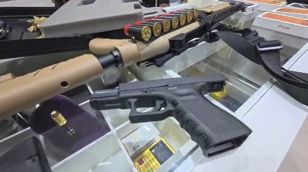 Operação contra furto de petróleo: armas apreendidas na casa Patrick Teixeira Vidal, que, segundo as investigações, integrava o núcleo de segurança armada da quadrilha. — Foto: Reprodução/Polícia Civil