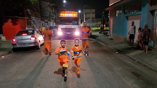 Com uniforme laranja, irmãos viram minigaris e influenciam a reciclagem do lixo na vizinhança