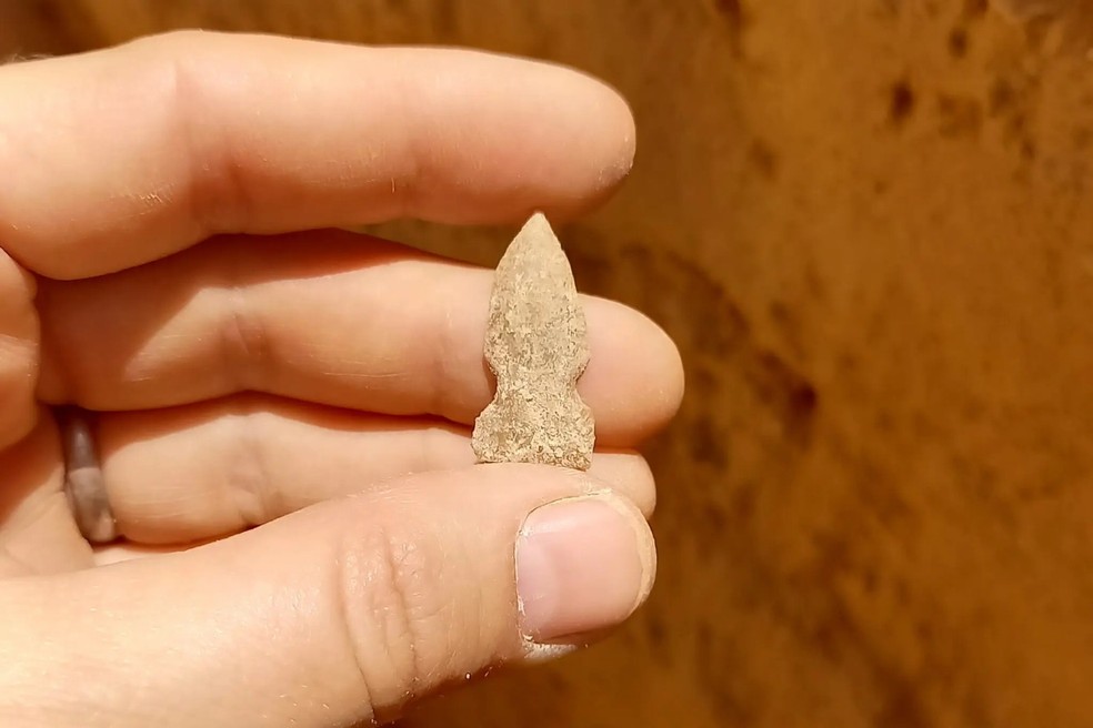 Uma ponta de flecha descoberta perto de Jebel Arnaan — Foto: Divulgação/Projeto de Arte Rupestre e Arqueologia de Sahout