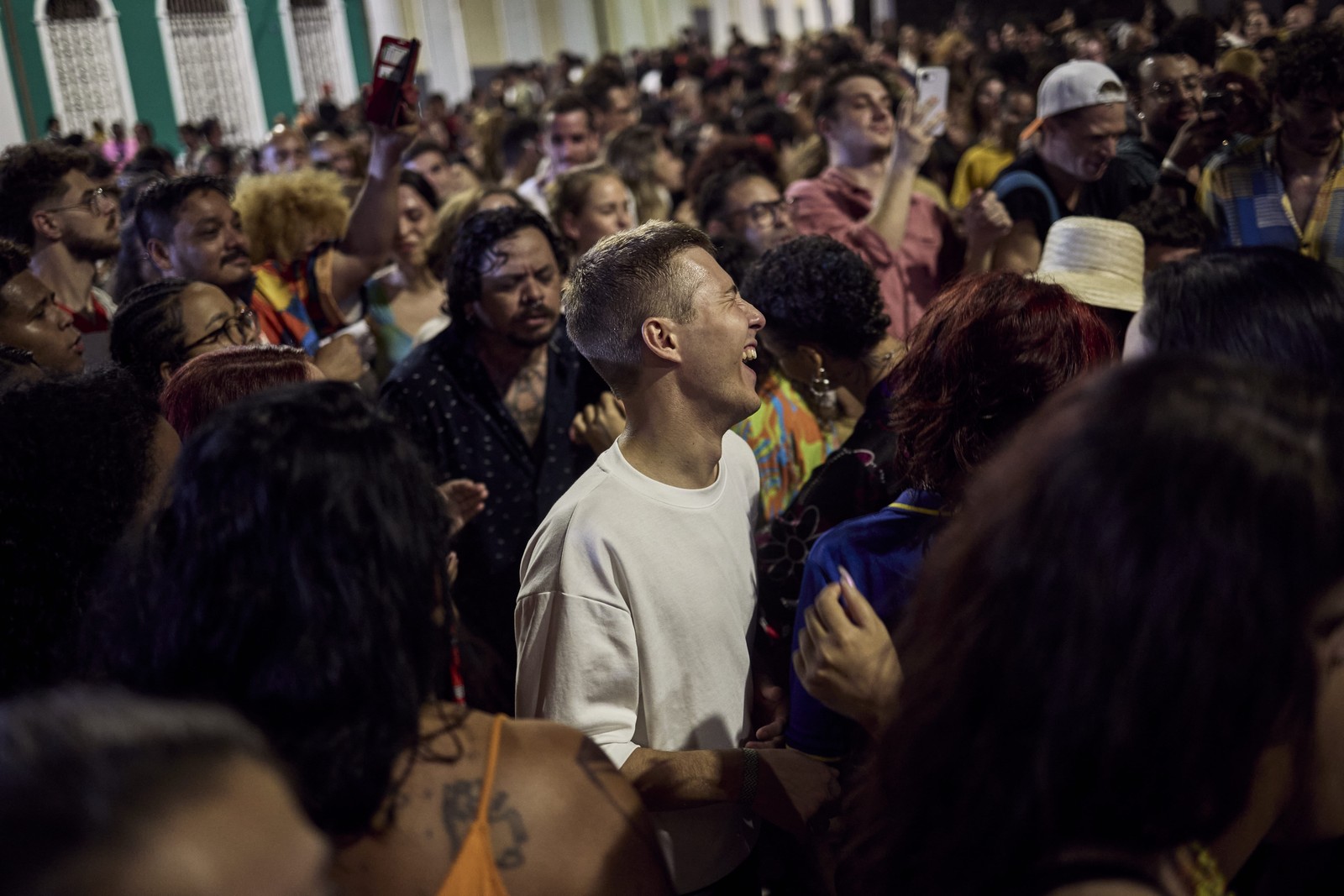 Turistas e locais dançam durante uma roda de Carimbó, em Belém — Foto: Marina Calderon
