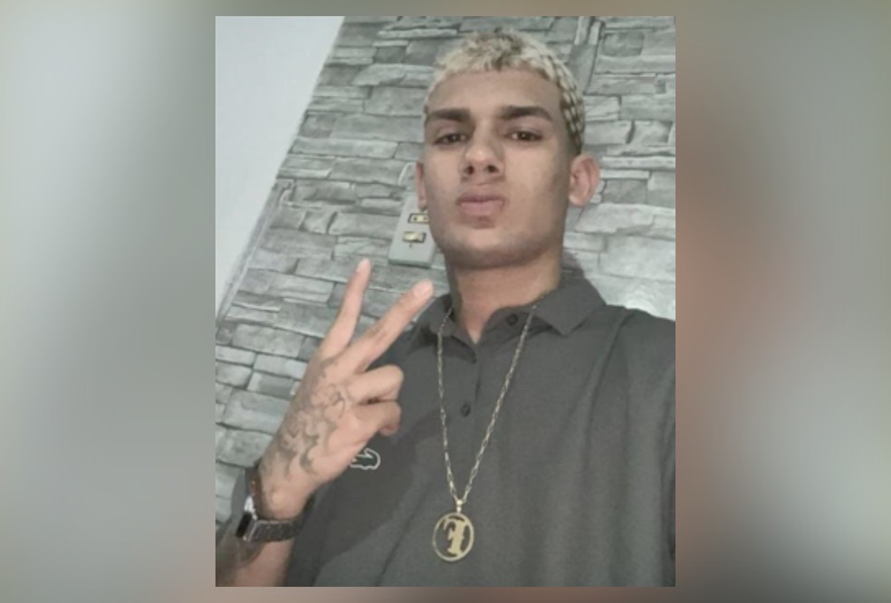 O corpo de Fabian Alves Martins foi retirado da região de mata no Complexo da Penha — Foto: Reprodução