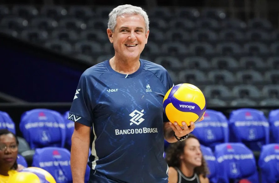 Zé Roberto, em treino da seleção feminina de vôlei