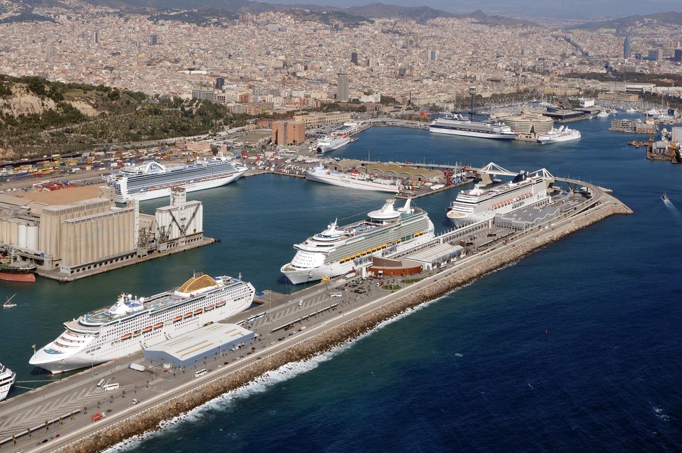 Navios de cruzeiros de grande porte no terminal Adossat, que agora concentrará toda a atividade do turismo marítimo em Barcelona — Foto: Reprodução / Barcelona Cruise Port