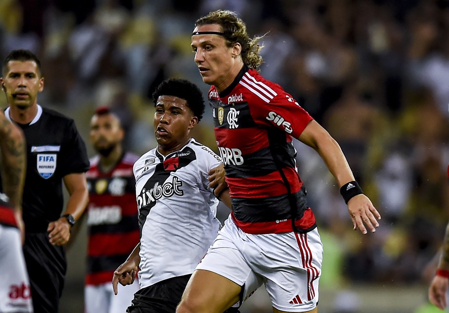 AGORA  David Luiz sente dores e está fora de jogo do Flamengo