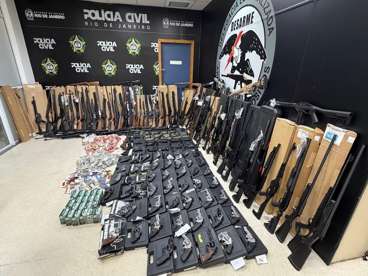 Polícia Civil apreende 166 armas à venda irregularmente em loja de São Gonçalo