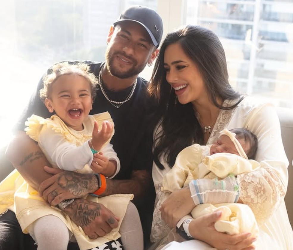 Neymar e Bruna Biancardi posam com as filhas, Mavie e Mel — Foto: Instagram