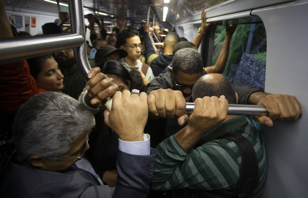 Superlotação é problema diário nos trens da Supervia — Foto: Domingos Peixoto