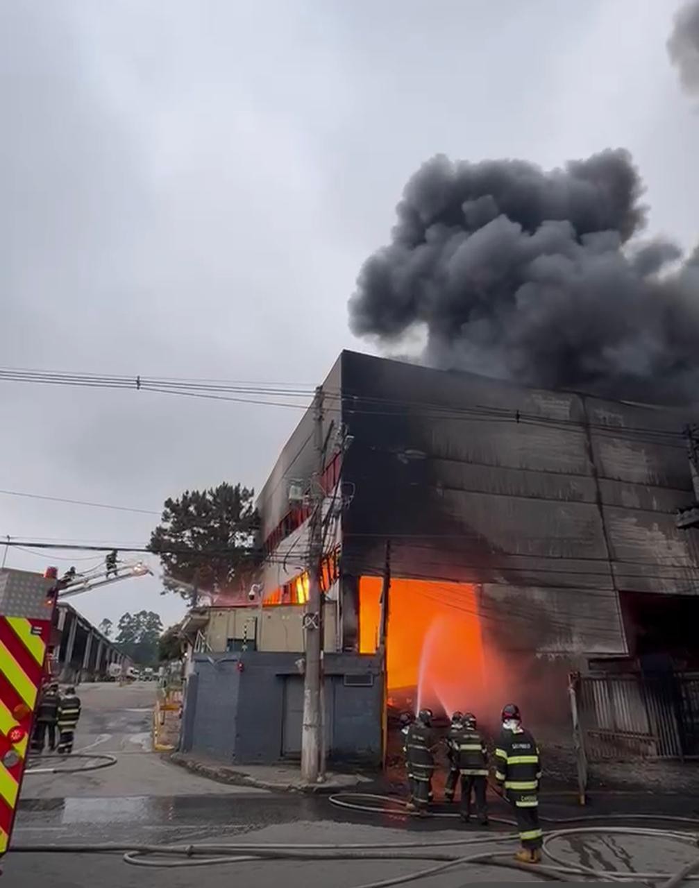 Incêndio atinge fábrica de óleo vegetal em Mauá, na Grande São Paulo