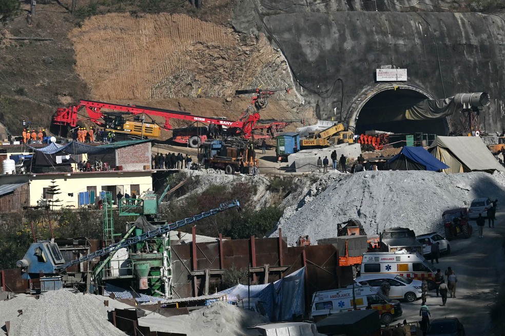 Equipes movem uma máquina de escavação durante operação de resgate de trabalhadores presos no túnel rodoviário de Silkyara, na índia — Foto: Arun Sankar / AFP