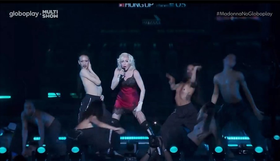 Madonna dança ao lado de bailarinas sem camisa — Foto: Reprodução/TV Globo