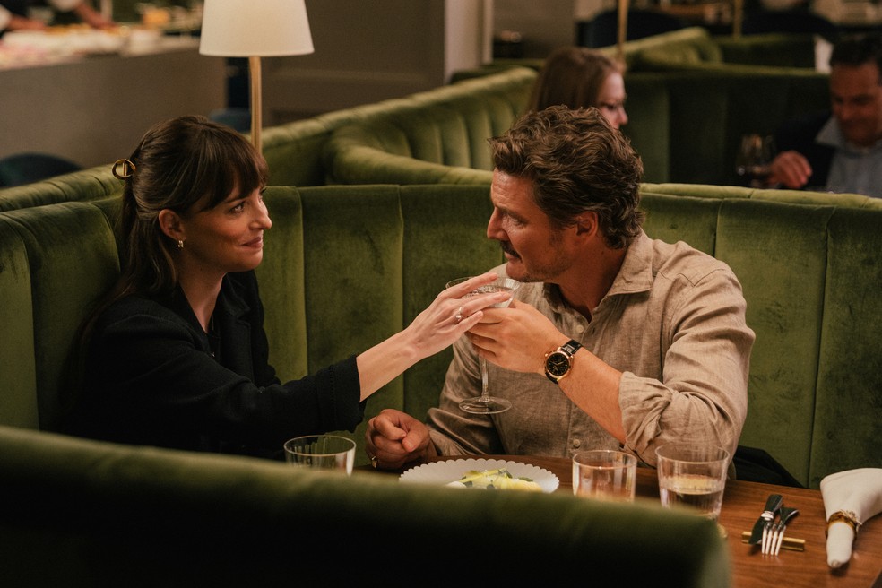 Dakota Johnson e Pedro Pascal na comédia romântica 'Amores materialistas' — Foto: Divulgação