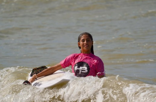 Aos 13 anos, capixaba que já surfou em Nazaré se prepara para o Itacoatiara Big Wave - QTU Questões do Universo