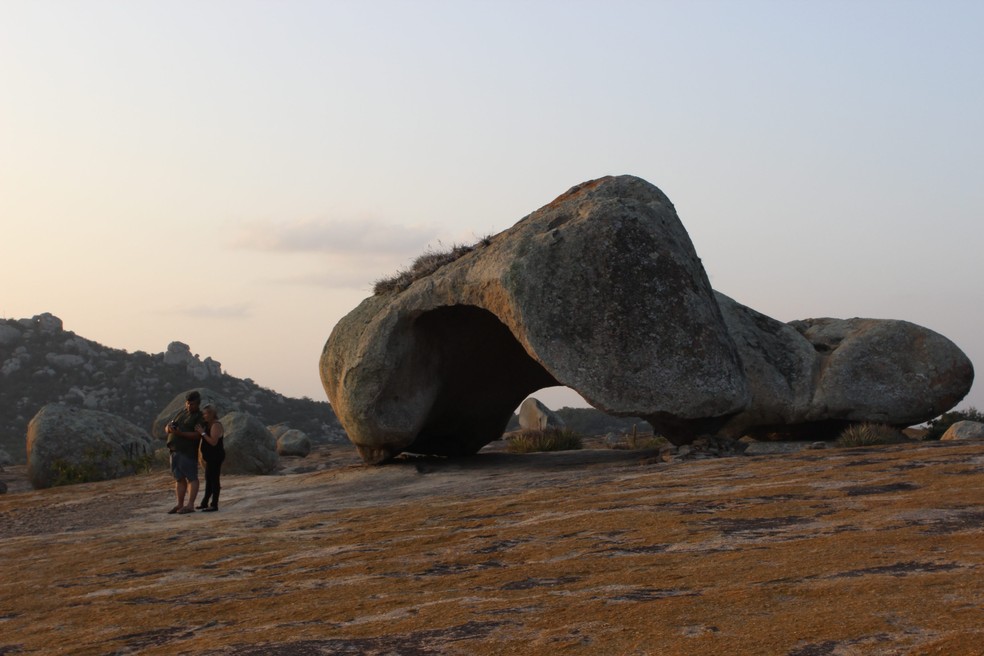Uma das pedras arredondadas mais famosas do Lajedo do Pai Mateus, atração natural em Cabaceiras, no Cariri Paraibano — Foto: Arquivo / Júlia Amin / O Globo