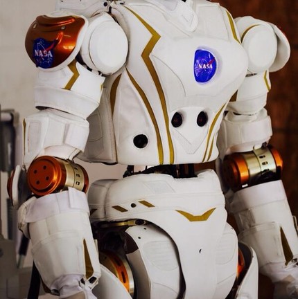 Robô Valkyrie, pronto para uma rodada de testes — Foto: NASA
