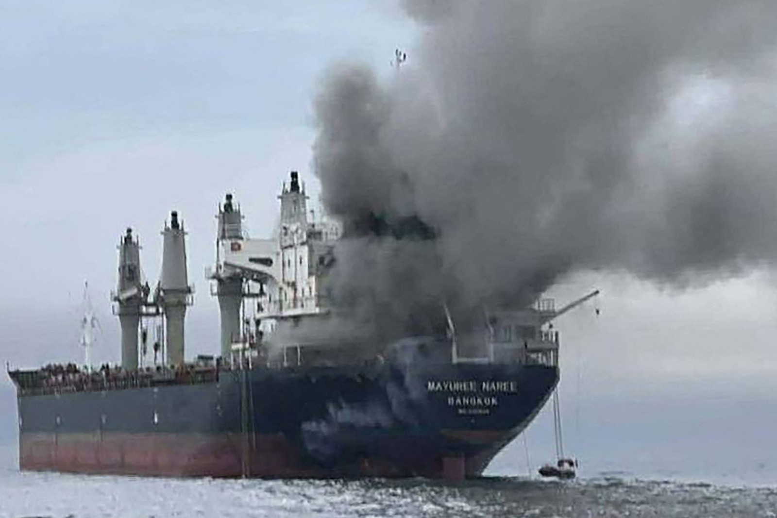Cargueiro tailandês foi atacado perto do Estreito de Ormuz, no último dia 11 — Foto: AFP