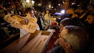 Funcionário do bar faz a contagem de votos durante a noite eleitoral — Foto: Kiran RIDLEY / AFP