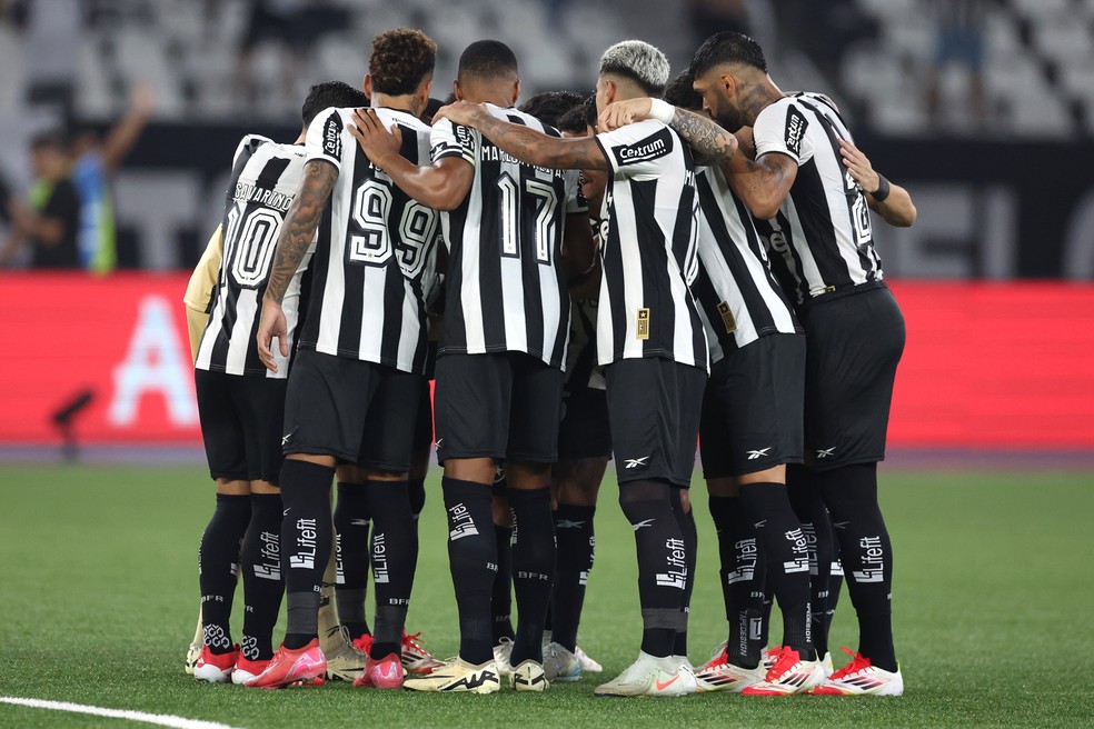 Jogadores do Botafogo reunidos para a final da Recopa — Foto: Vítor Silva