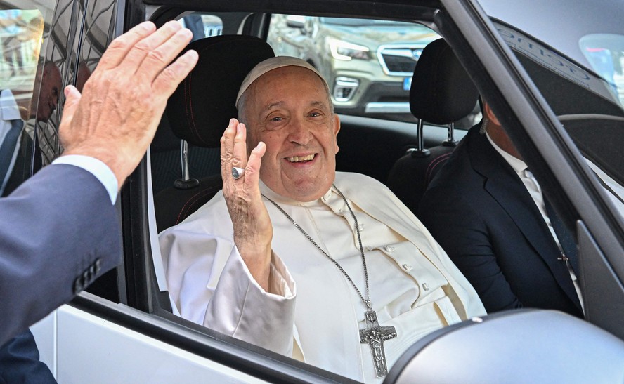 Papa Francisco acena ao sair do Hospital Gemelli, em Roma