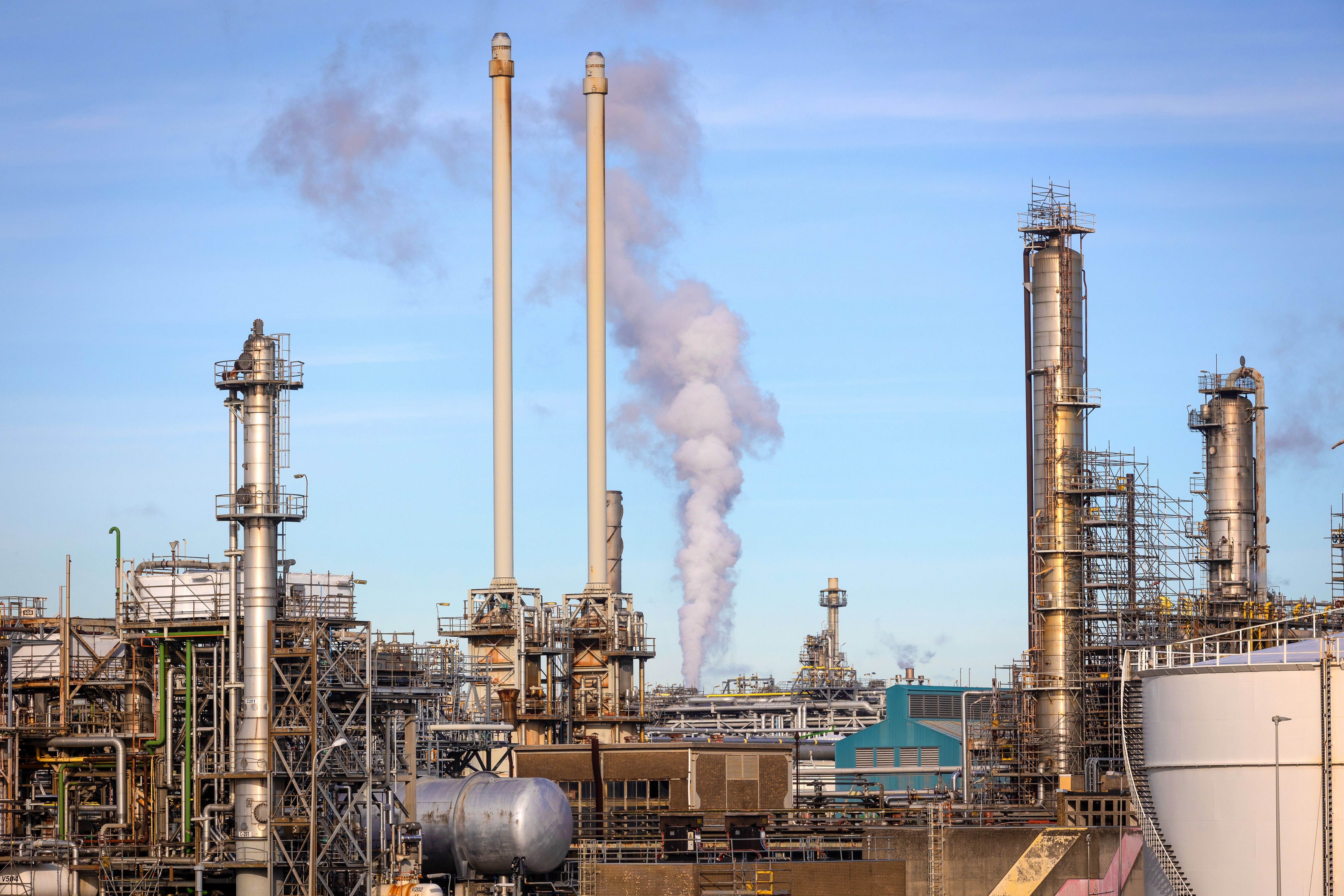 Lucro de 5 gigantes petrolíferas globais dispara 160% com guerra no Irã ...