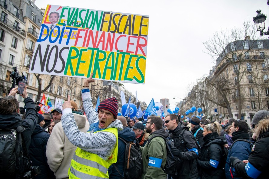 Jean-Baptiste Reddé com um de seus cartazes  em uma manifestação em Paris contra a reforma previdenciária