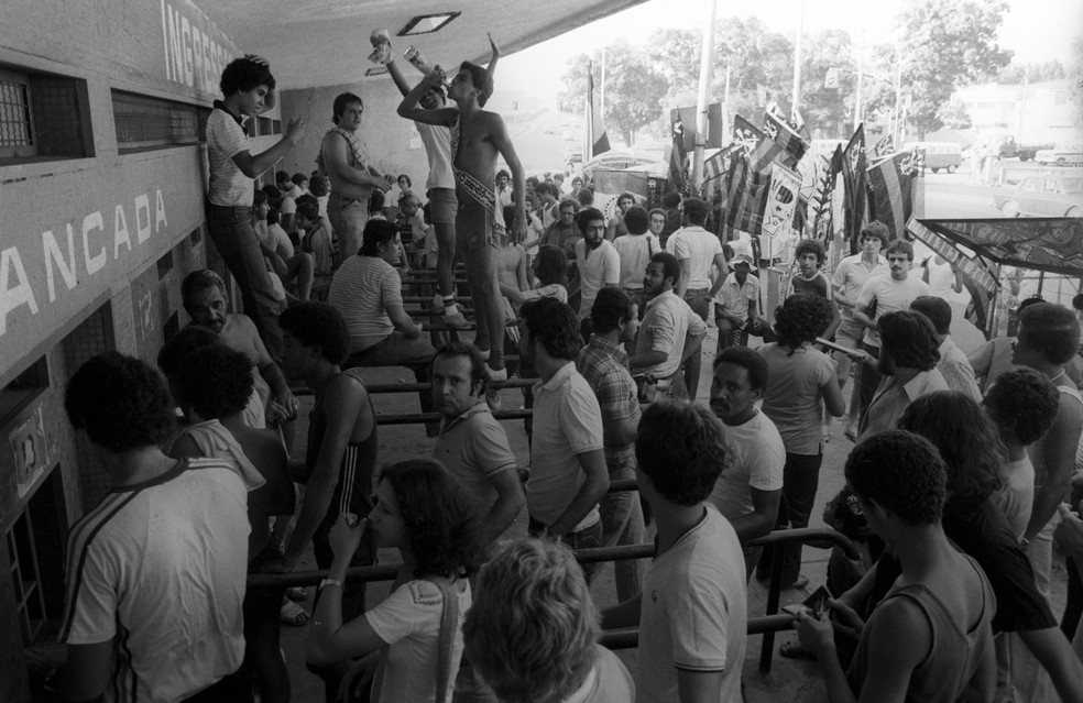 Torcida do Flamengo faz confusão na fila da bilheteria do Maracanã, para comprar ingressos para a final do Brasileirão de 1980 — Foto: Athayde dos Santos / Agência O Globo