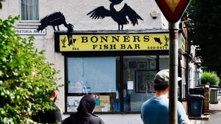 Banksy fecha semana que transformou Londres em zoológico com piranhas — Foto: BENJAMIN CREMEL / AFP