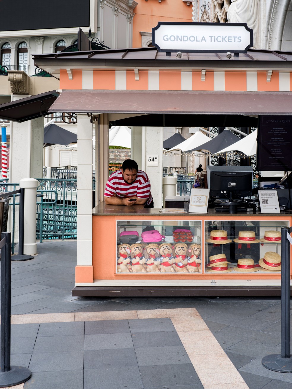 Um quiosque que vende ingressos e suvenires no hotel Venetian, em Las Vegas: movimento abaixo do esperado — Foto: Tag Christof/The New York Times