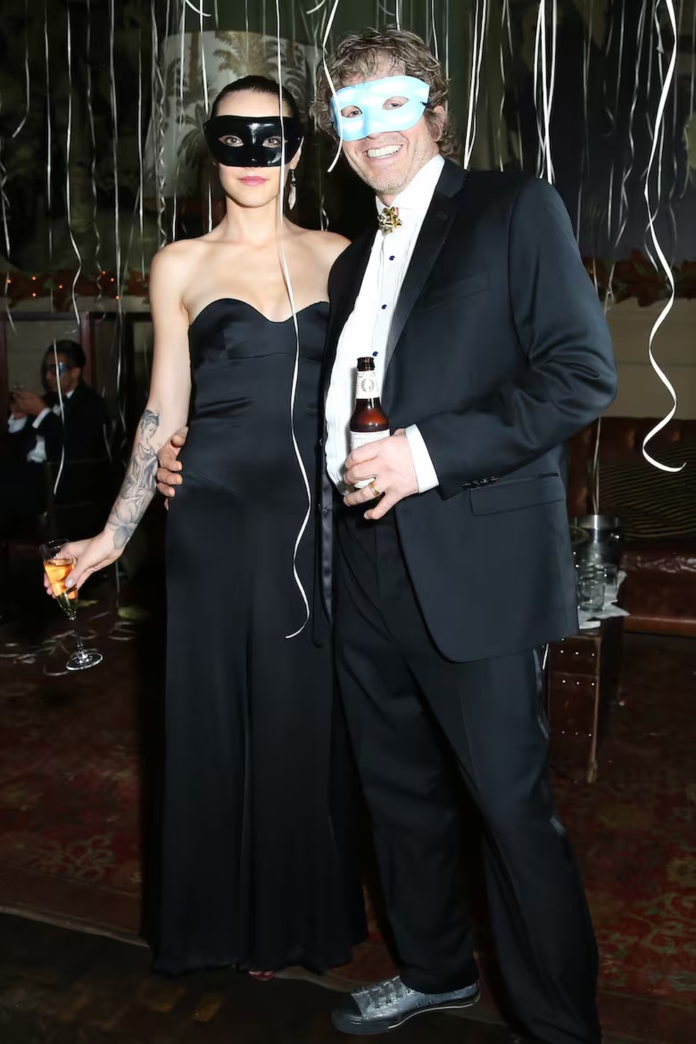 Alanis com Tom Ballanco, com quem teve um breve relacionamento, no Soho Grand Hotel Annual Costume Ball, em Nova York, em 31 de dezembro de 2015 — Foto: Reprodução