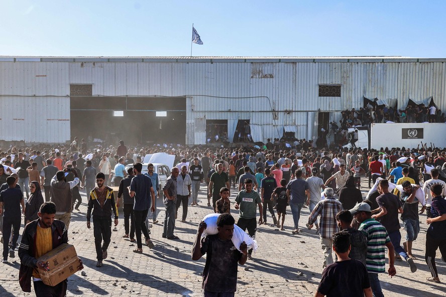 Um dia ap&oacute;s caos em distribui&ccedil;&atilde;o de alimentos, quatro pessoas morrem em  invas&atilde;o de armaz&eacute;m da ONU em Gaza; V&iacute;deo