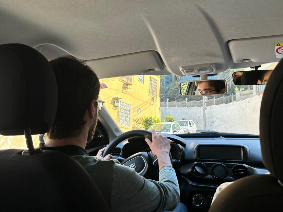 O repórter Luis Felipe Azevedo busca superar seu medo de dirigir em ladeiras. Na foto, uma aula com a autoescola Espaço Libertas em Botafogo, em uma rua com inclinação no Humaitá, na Zona Sul do Rio — Foto: Arquivo Pessoal