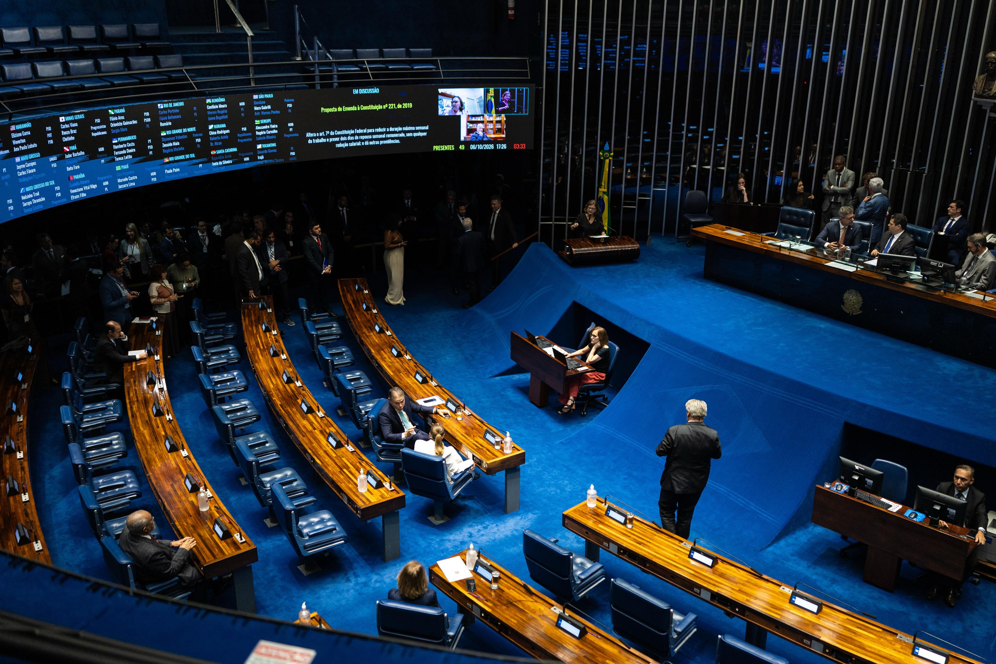 Senado vota fim da escala 6x1: governo tenta aprovar PEC em dois turnos e oposição resiste; entenda estratégias