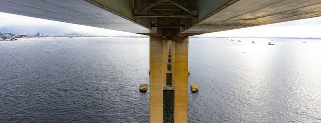 As estruturas internas acima das pilastras são compostas por galerias de concreto e metal ao longo dos 13 quilômetros da Ponte Rio-Niterói — Foto: Roberto Moreyra