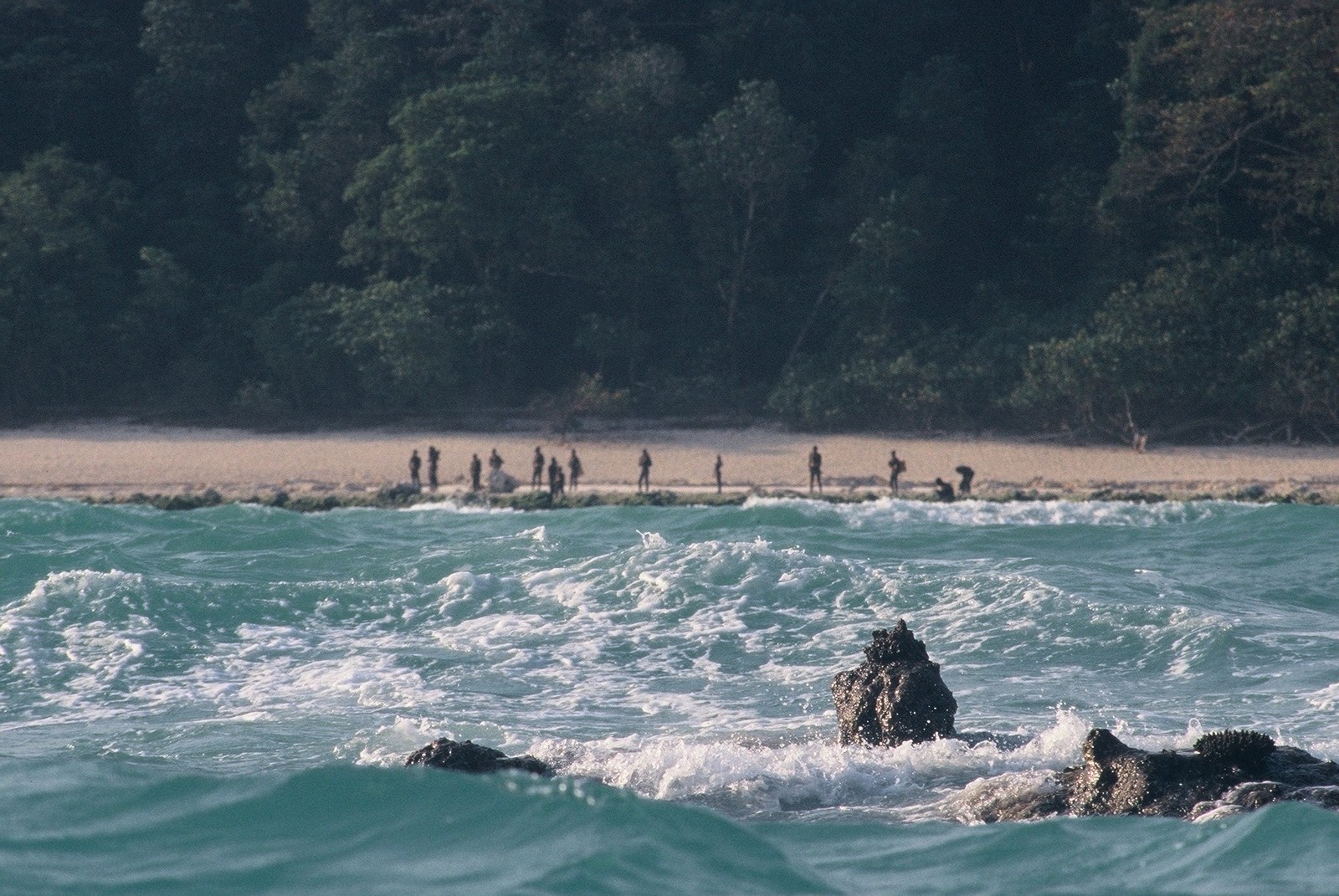 Isolados do povo Sentinelese, que vive na Índia — Foto: Ketan Patel/Survival