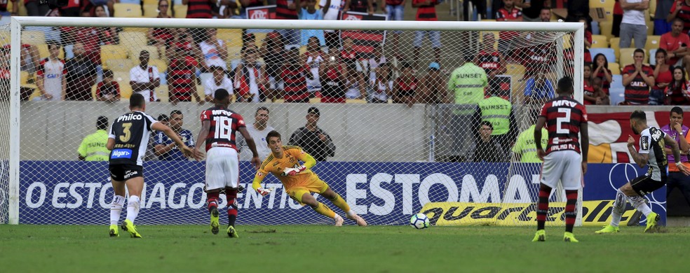 Gabigol perde pênalti contra o Flamengo em 2018 — Foto: Marcelo Theobald / Agência O Globo