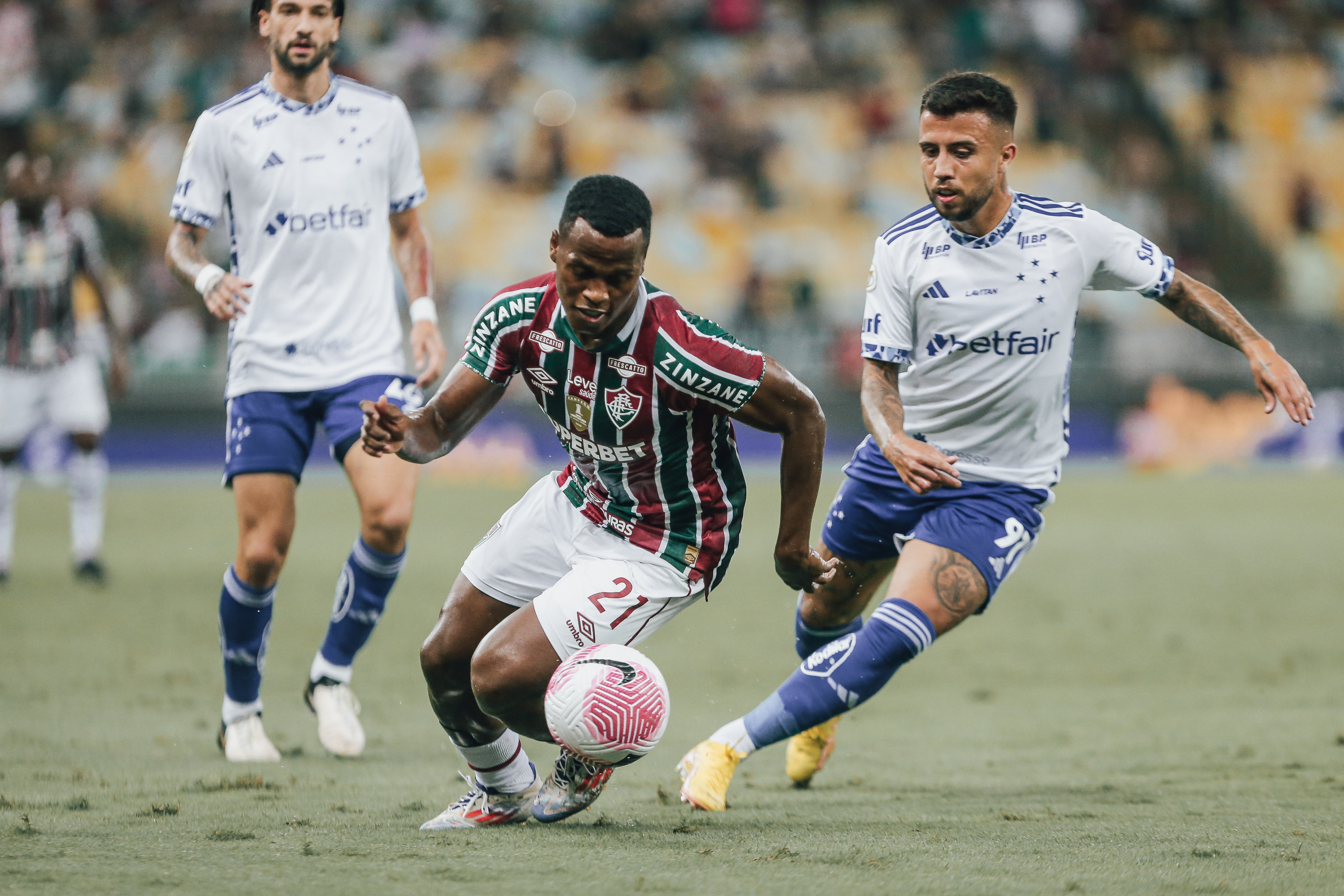 No reencontro com Diniz, Fluminense vence o Cruzeiro e respira na luta contra o rebaixamento no Brasileiro