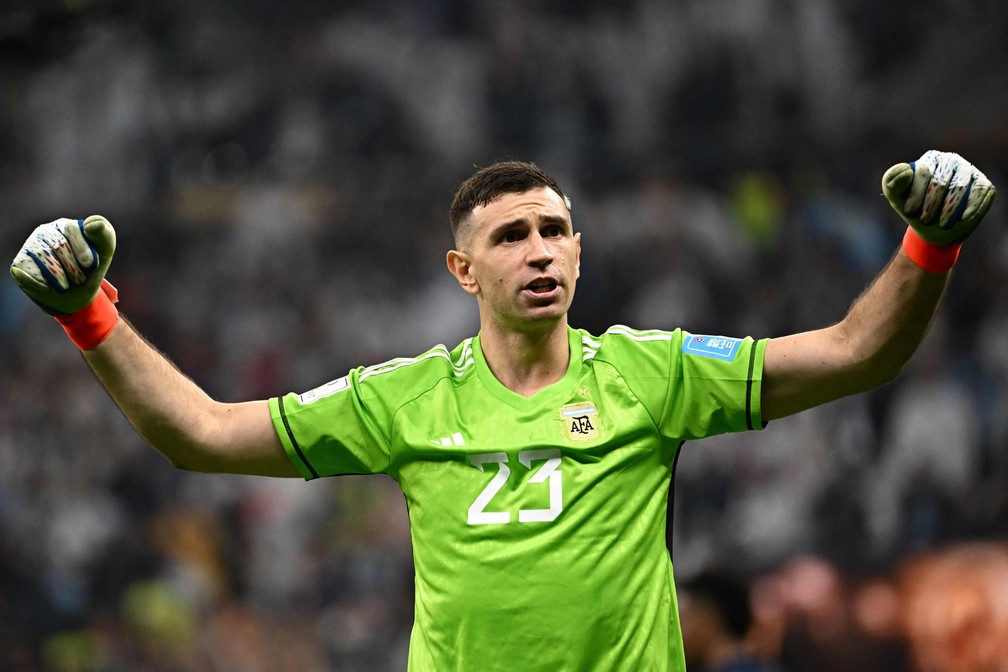 Dibu Martínez é alvo do Manchester United — Foto: Anne-Christine POUJOULAT / AFP