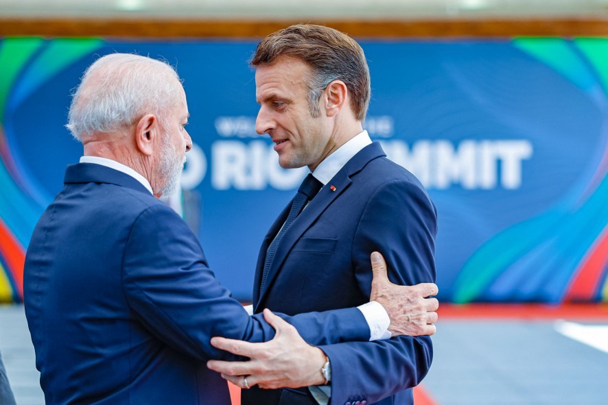 Lula cumprimenta o presidente da França, Emmanuel Macron — Foto: Ricardo Stuckert / PR