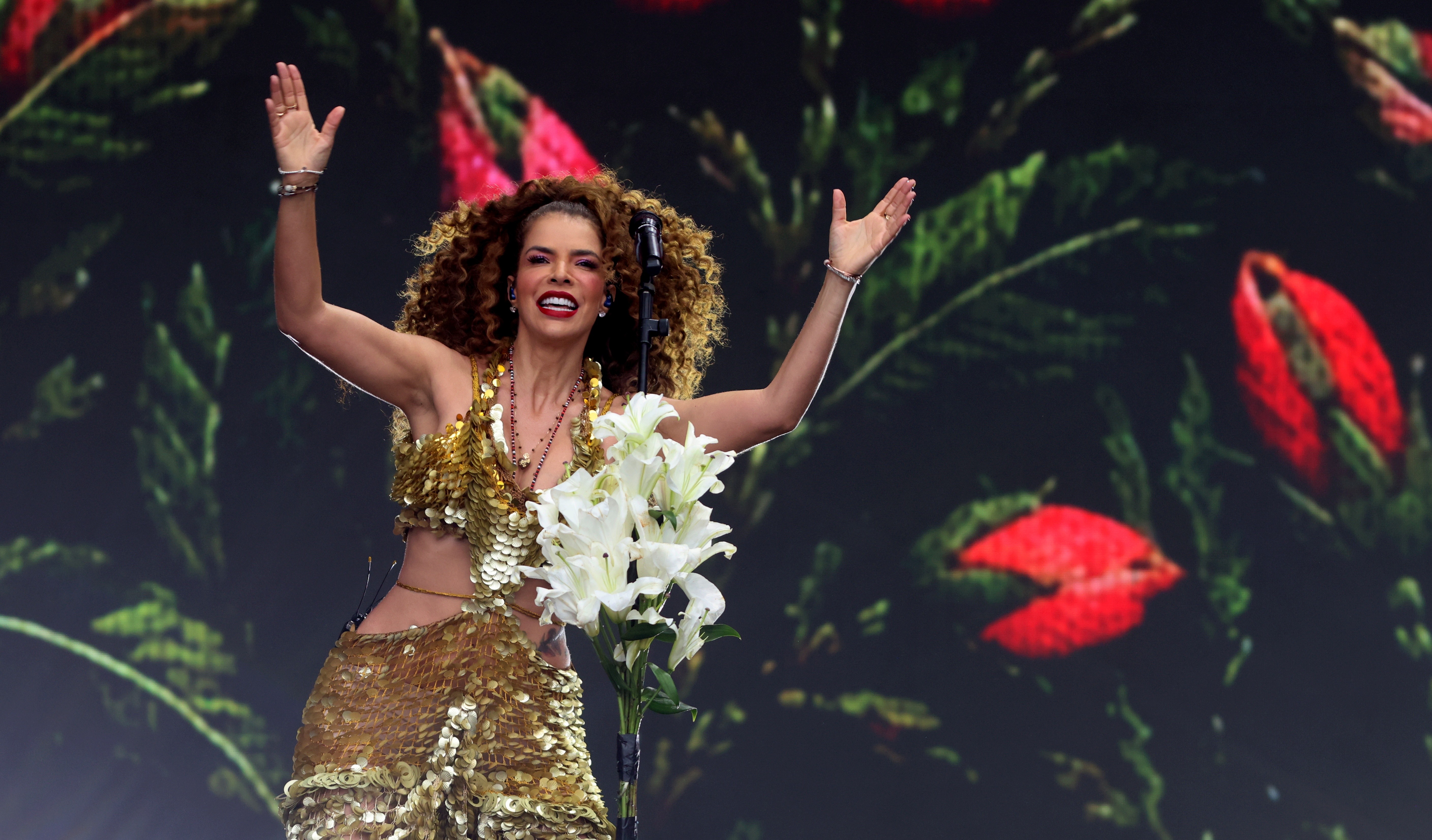 Crítica: Vanessa da Mata vai do protesto com 'Que país é este' à emoção com 'Medo bobo' no palco Sunset