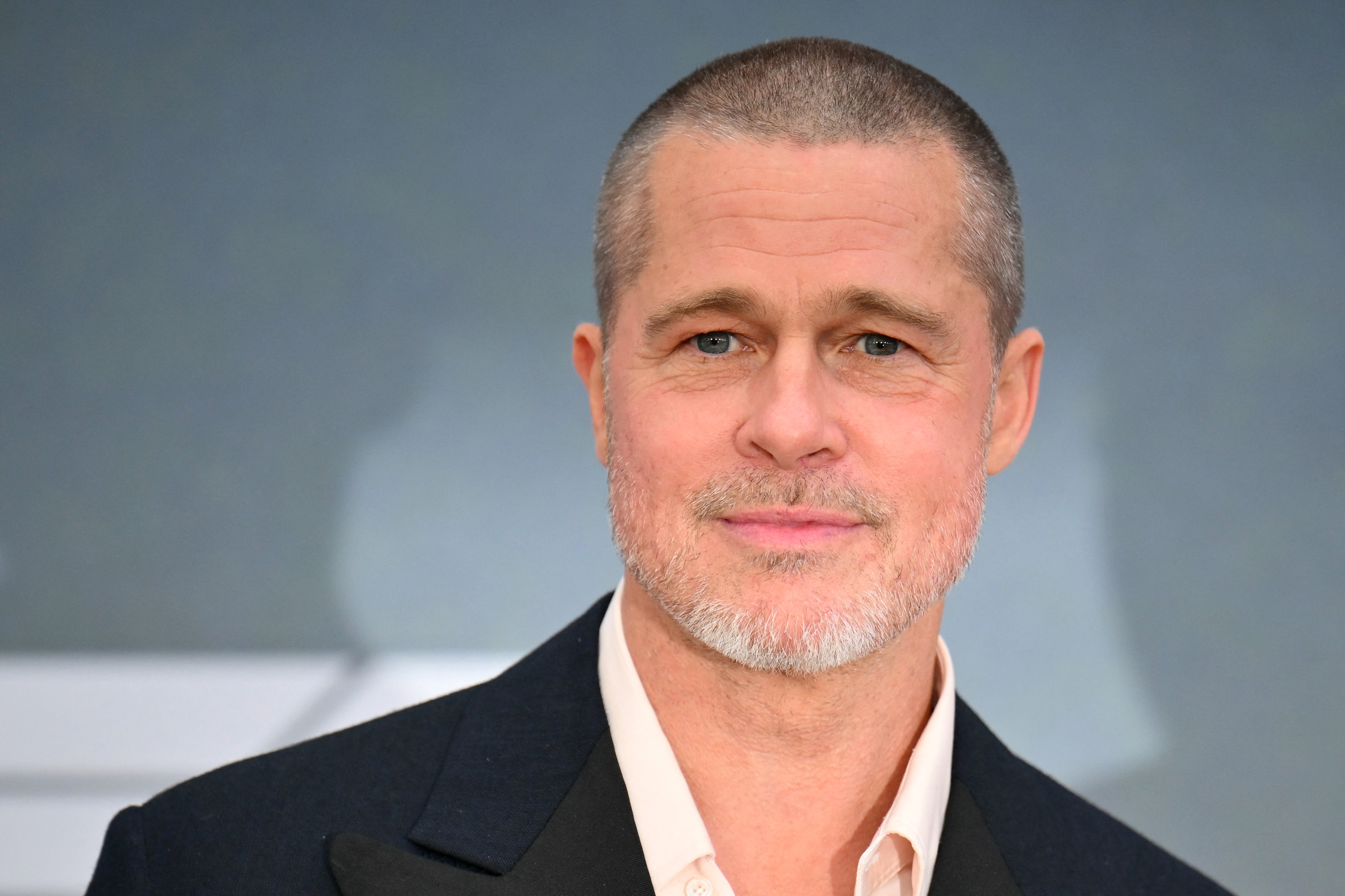 Brad Pitt revela luta contra cegueira facial e seu impacto nas relações sociais