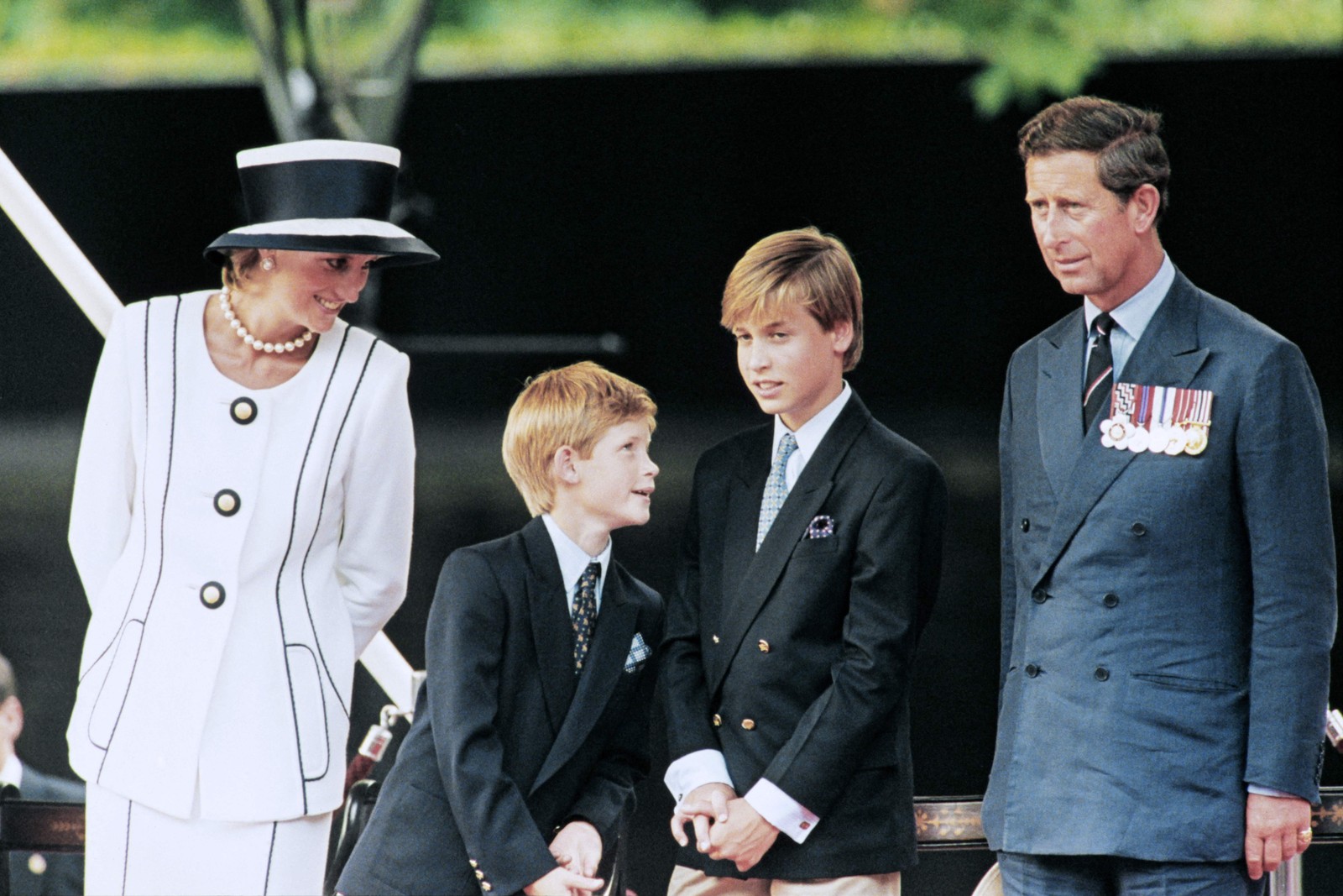 Diana em 1995 com os filhos William e Harry e os marido, o Príncipe Charles — Foto: Johnny EGGITT / AFP