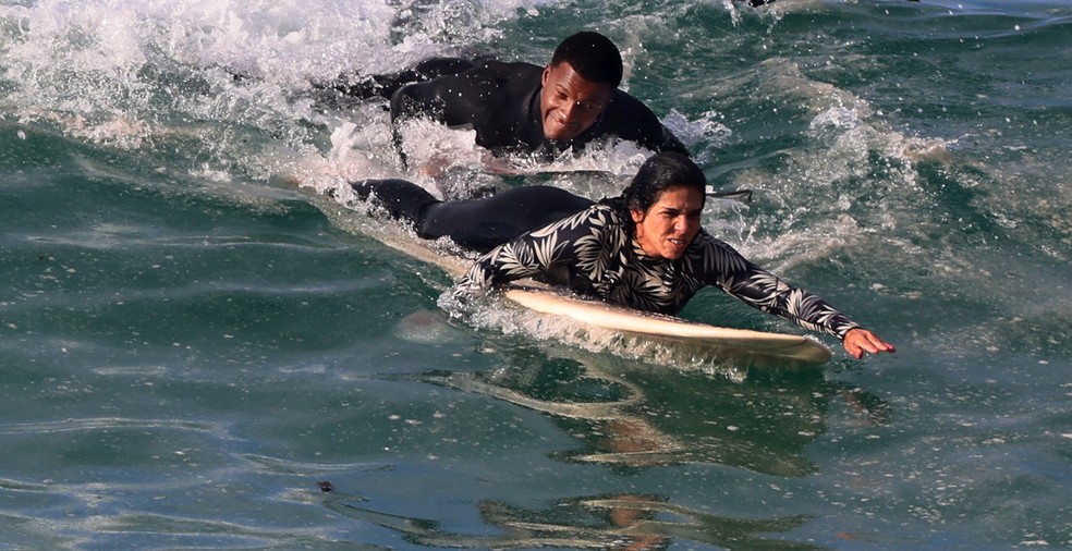 Além de competir, Pikachu tem escolinha com aulas de surfe no Arpoador — Foto: Fabiano Rocha / Agência O Globo