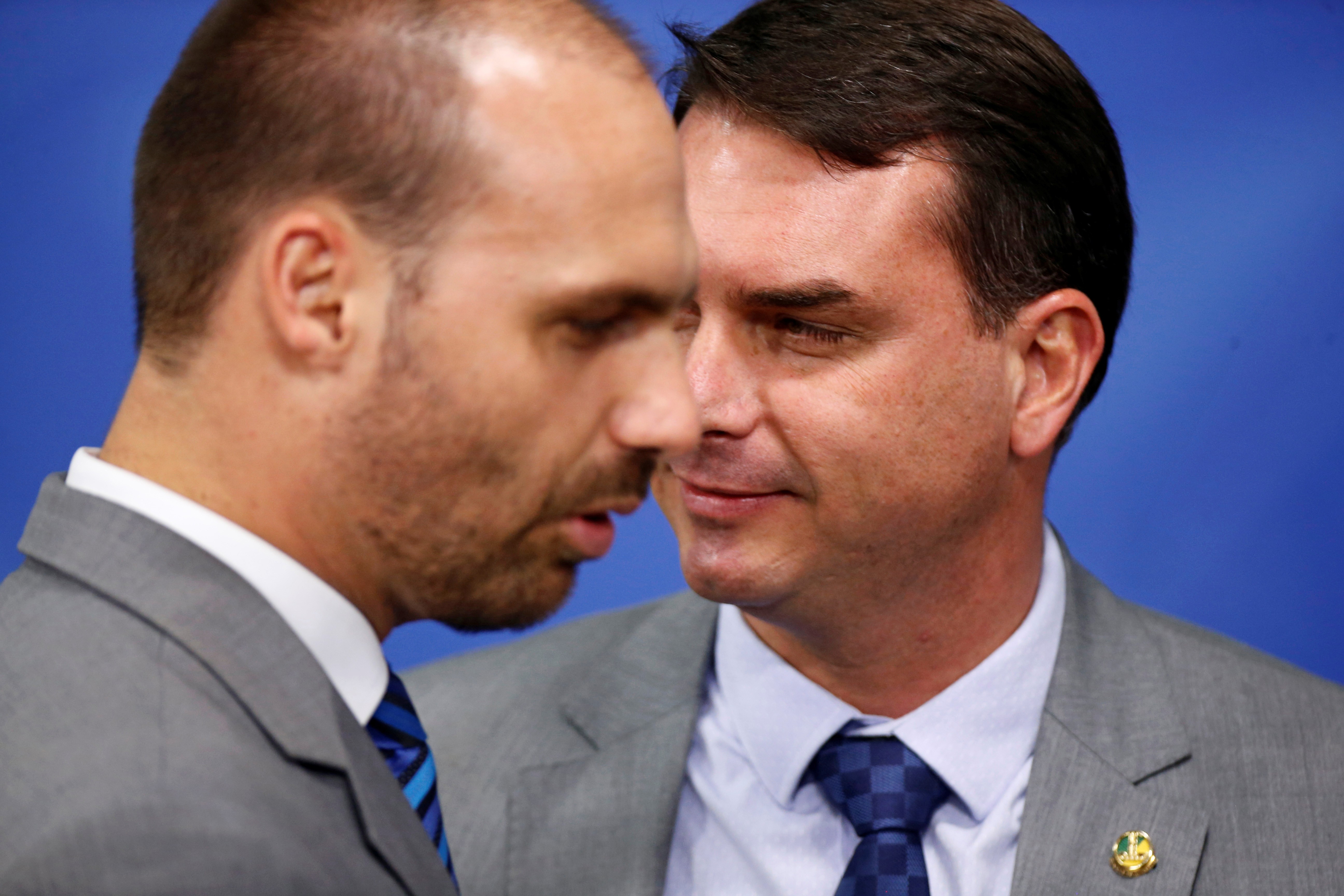 PL da Misoginia: Flávio Bolsonaro vota a favor de projeto criticado por Eduardo e direita
