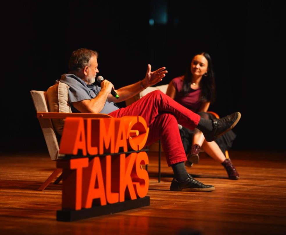 Os psicanalistas Ana Suy e Christian Dunker se encontram na palestra “Eu só existo no olhar do outro?” na Ribalta Eventos — Foto: Divulgação