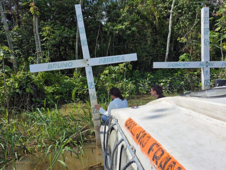 Cruzes no lugar do assassinato de Bruno Pereira e Dom Phillips, no Vale do Javari