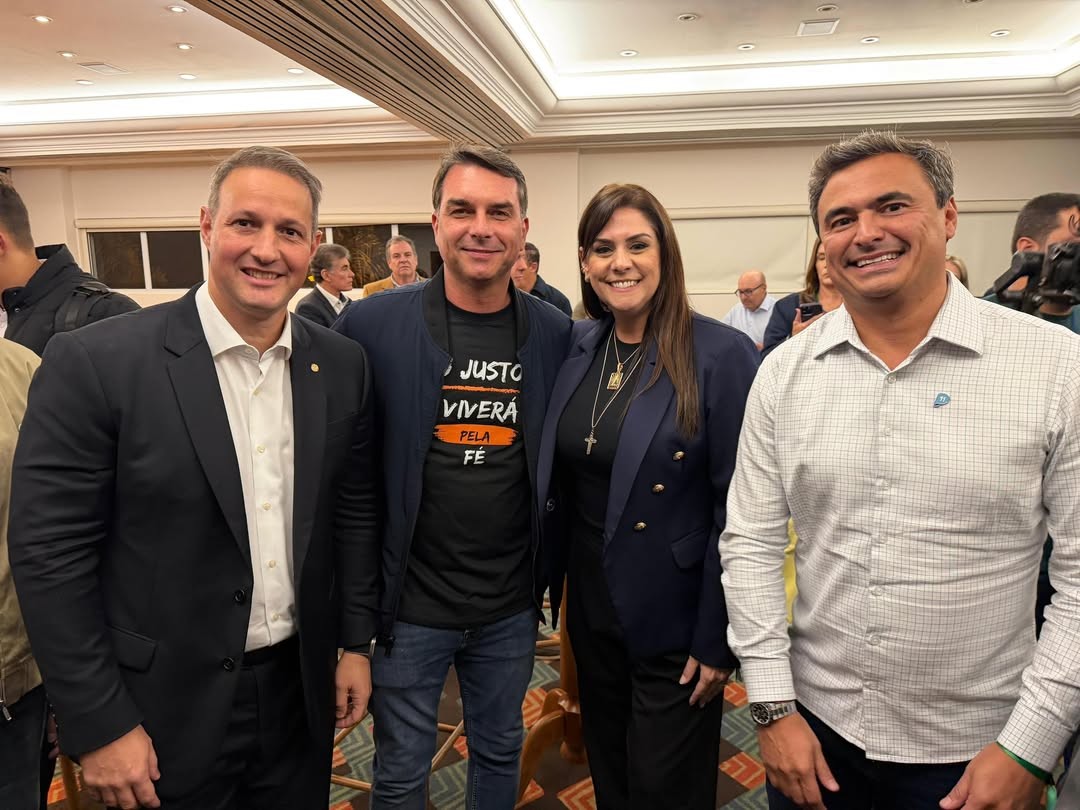 Flávio Bolsonaro se encontra com Simone Marquetto, uma das cotadas para ser sua vice