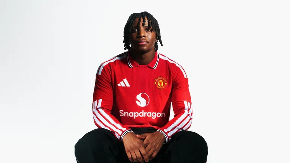 O lateral dinamarqu&ecirc;s Patrick Dorgu, do Manchester United, veste camisa da temporada 26/27 do clube &mdash; Foto: Reprodu&ccedil;&atilde;o: Adidas