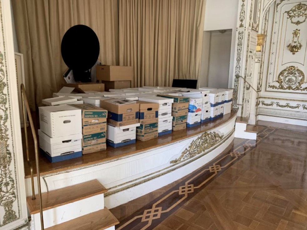 Foto divulgada pelo Departamento de Justiça mostra documentos armazenados em salão de baile em Mar-A-Lago — Foto: Departamento de Justiça