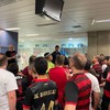Funcionário da Outsider Tours faz 'chamada' com torcedores do Flamengo - João Pedro Fragoso